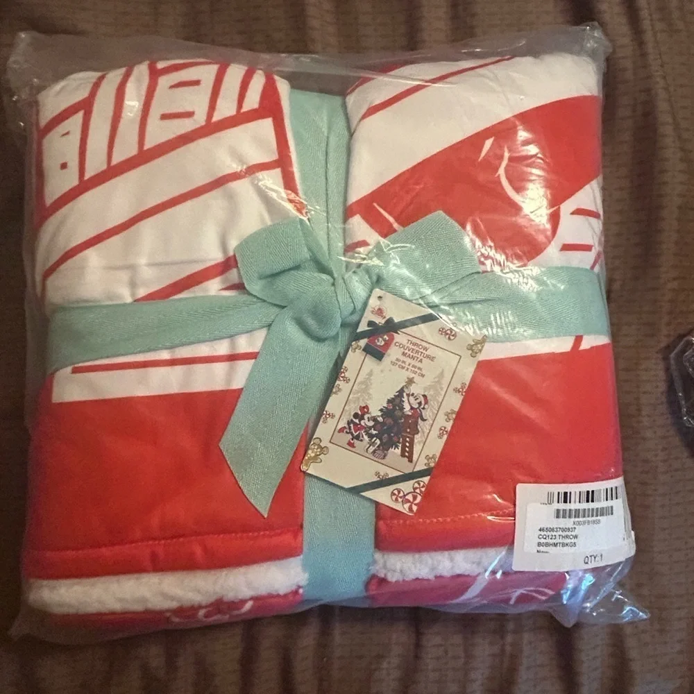 Mickey& mini mouse with xmass tree thro blanket - Picture 1 of 6